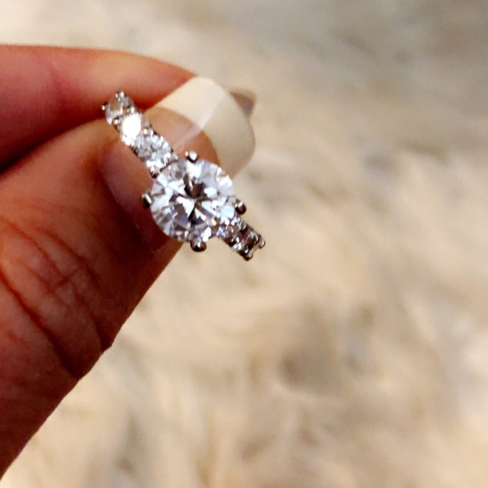 Engagement ring 💍 approx 2 carat main stone